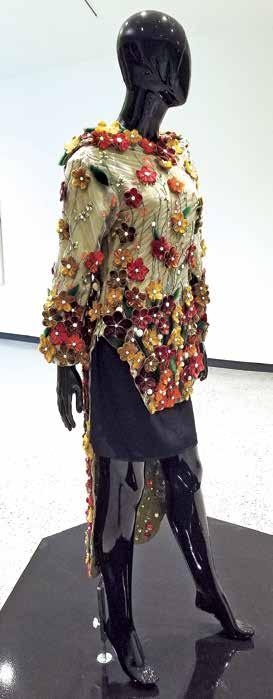 ᖃᓂᒋᔭᖓᓂ 14,000 ᖑᔪᓂ ᐃᓄᐃᑦ ᓴᓇᐅᒐᖏᓐᓂ ᑕᑯᒃᓴᐅᑎᑕᐅᕗᑦ ᐅᐃᓂᐱᐊᒡ ᓴᓇᐅᒐᓂ ᑕᑯᔭᒐᖃᕐᕕᖓᓂ ᓄᑖᖑᔪᒥ ᑕᑯᔭᒐᖃᕐᕕᖓᓂ A wool duffel with felt and embroidery floss from Baker Lake artist Irene Avaalaaqiaq Tiktaalaaq, created in 1985/86.