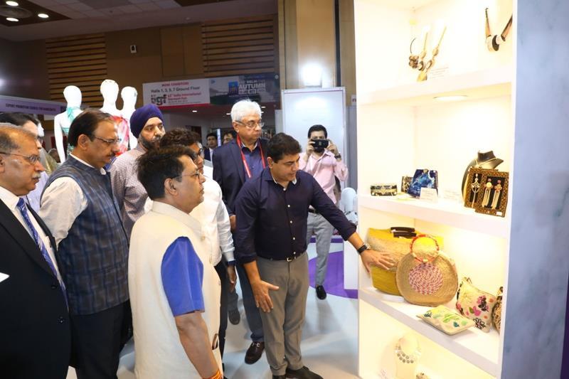 COMMITTEE OF ADMINISTRATION ARE SEEN WITH HIM. SHRI SHANTMANU, IAS, DEVELOPMENT COMMISSIONER [ HANDICRAFTS]VISITING THE FAIR.