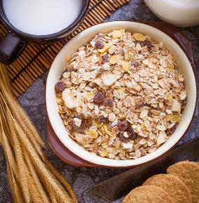 oat cereals High fibre (wholemeal, wholegrain or grainy) bread, rolls, flat bread and crackers Brown rice, wild rice or brown pasta Grains such as barley, buckwheat, burghal, chia, corn, millet,